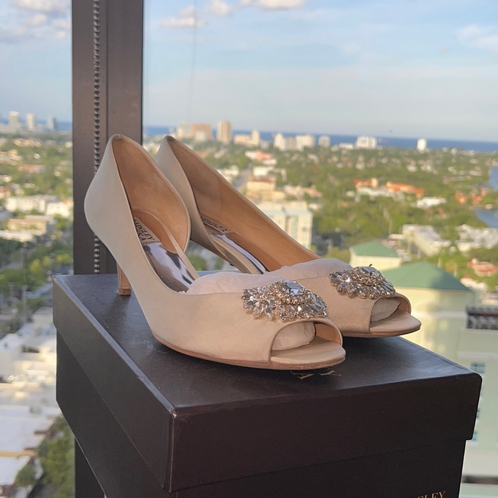 Badgley Mischka Macie satin heels in 9.5 kitten heel wedding shoe